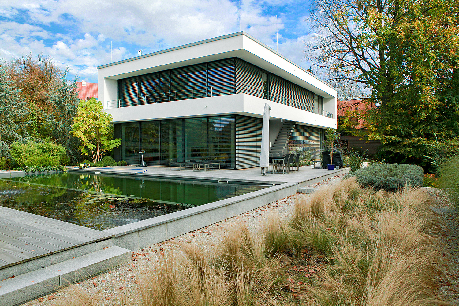 Bauhaus Villa Außenbereich mit Pool und Garten - Herzog Architektur